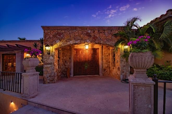 fine custom homes throughout Los Cabos